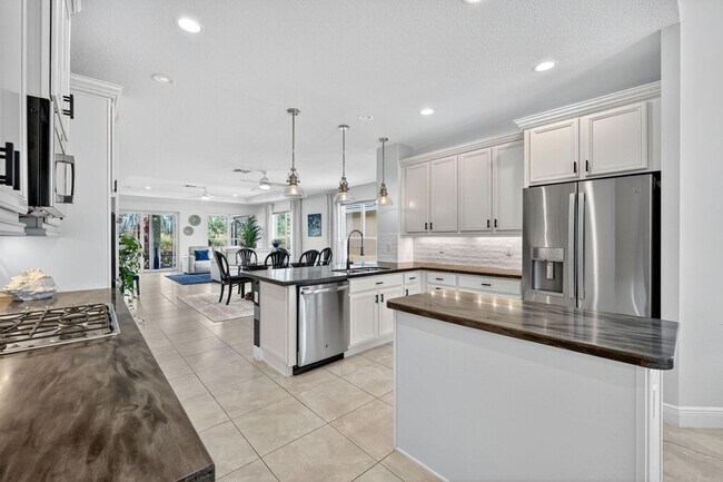 Building Photo - 9624 SW Royal Poinciana Dr