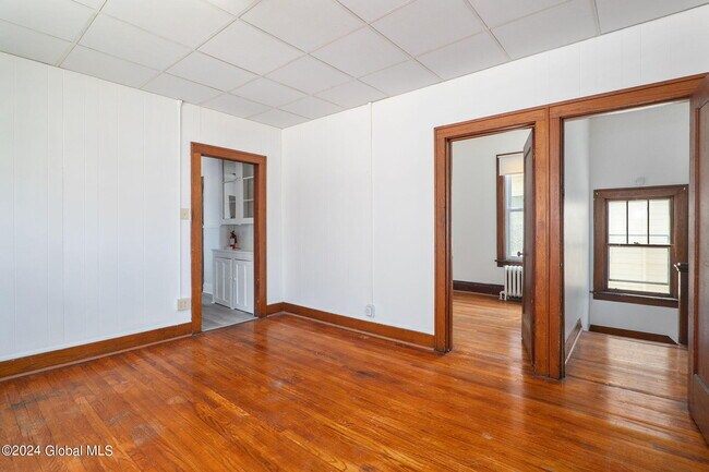 Building Photo - 52 Forest Ave