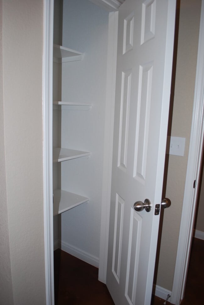 Building Photo - 1512 Dakota Ter