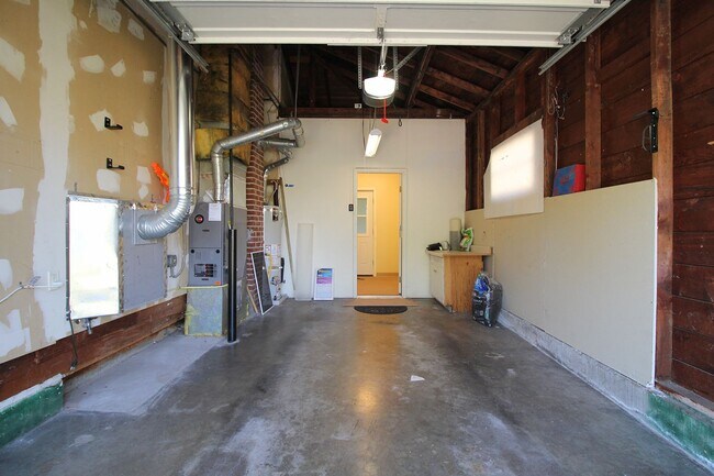 Building Photo - 820 NE Sumner St