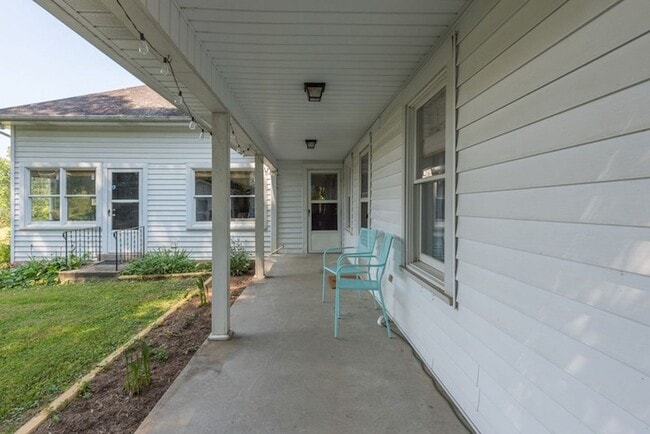 Building Photo - Weaverville Farmhouse Rental!