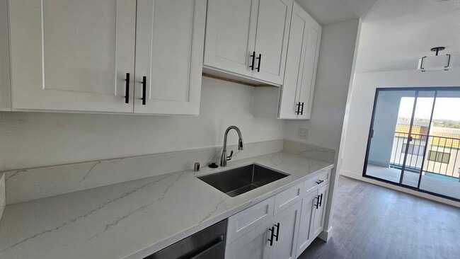 Building Photo - Beautiful 2BD 1.5BA Recently Remodeled Condo in Forest Park Plaza