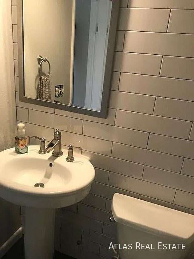 Building Photo - 1101 S Yosemite Way