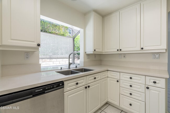 Building Photo - 1768 Fox Springs Cir