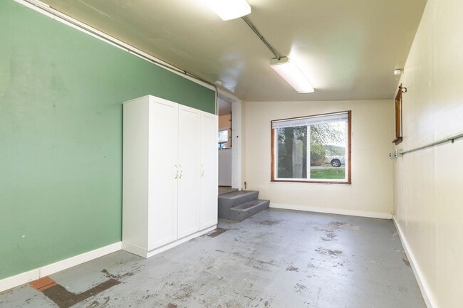 Building Photo - 2 Bed - 1 Bath - Pet Friendly