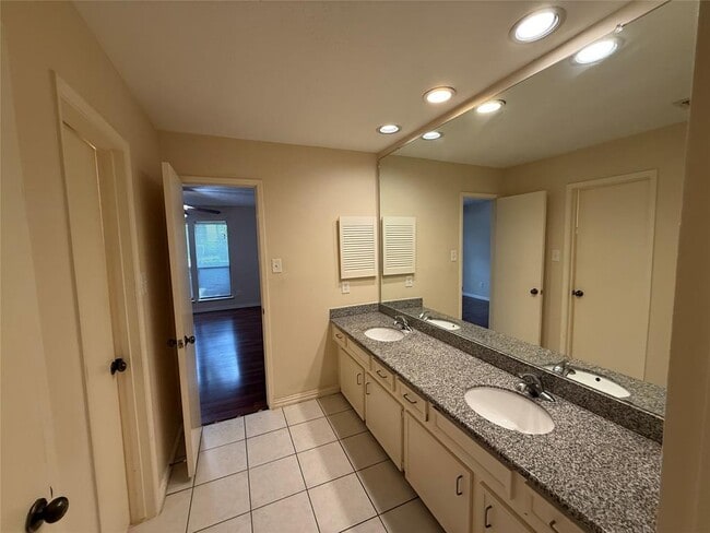 Building Photo - 3031 Green Fields Dr