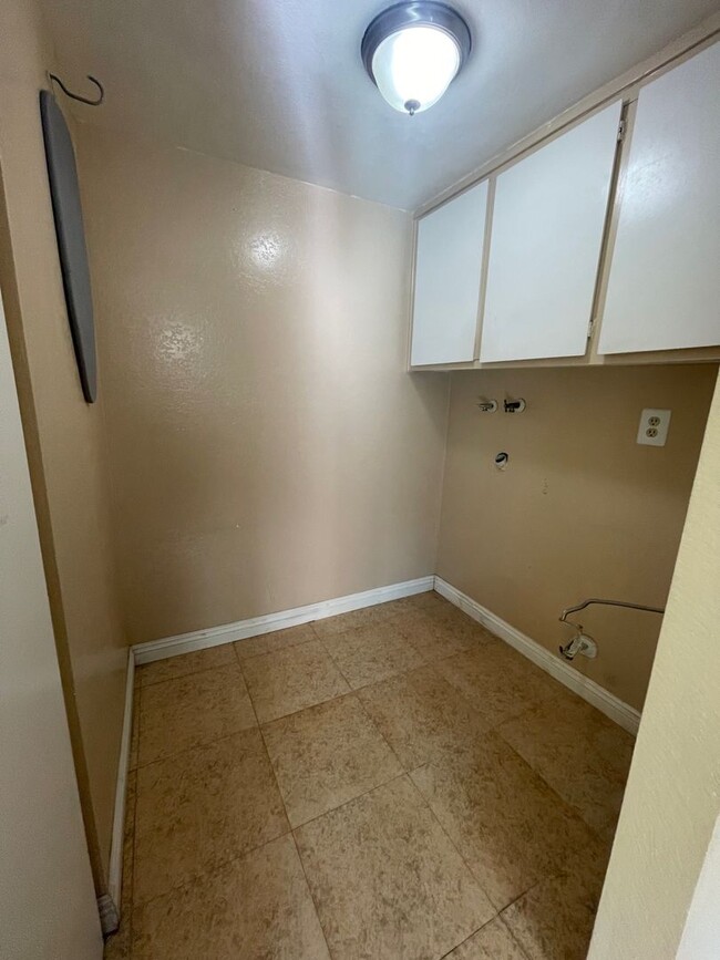 Building Photo - Cozy 2b/1.5ba Townhome in Anaheim