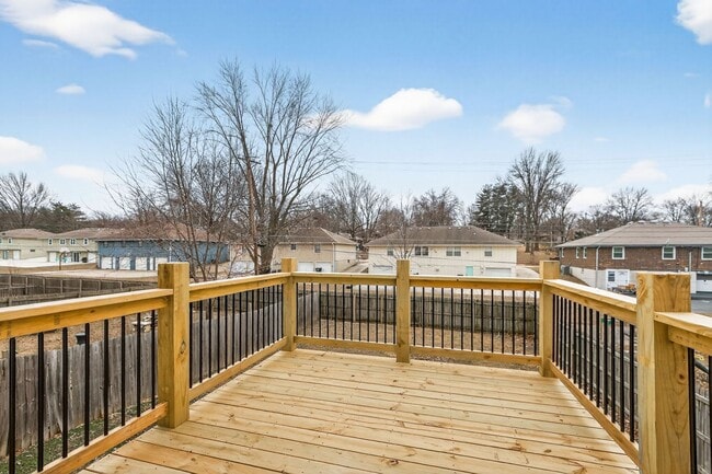 Building Photo - Gorgeous 3/2 townhome in Blue Springs!