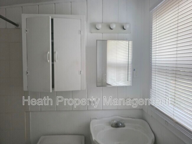 Building Photo - 504 6th Ave NW