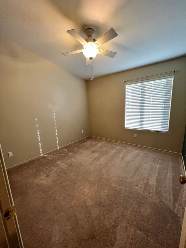 Building Photo - 412 Apple Way