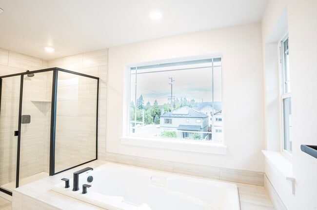Building Photo - Stunning new construction!