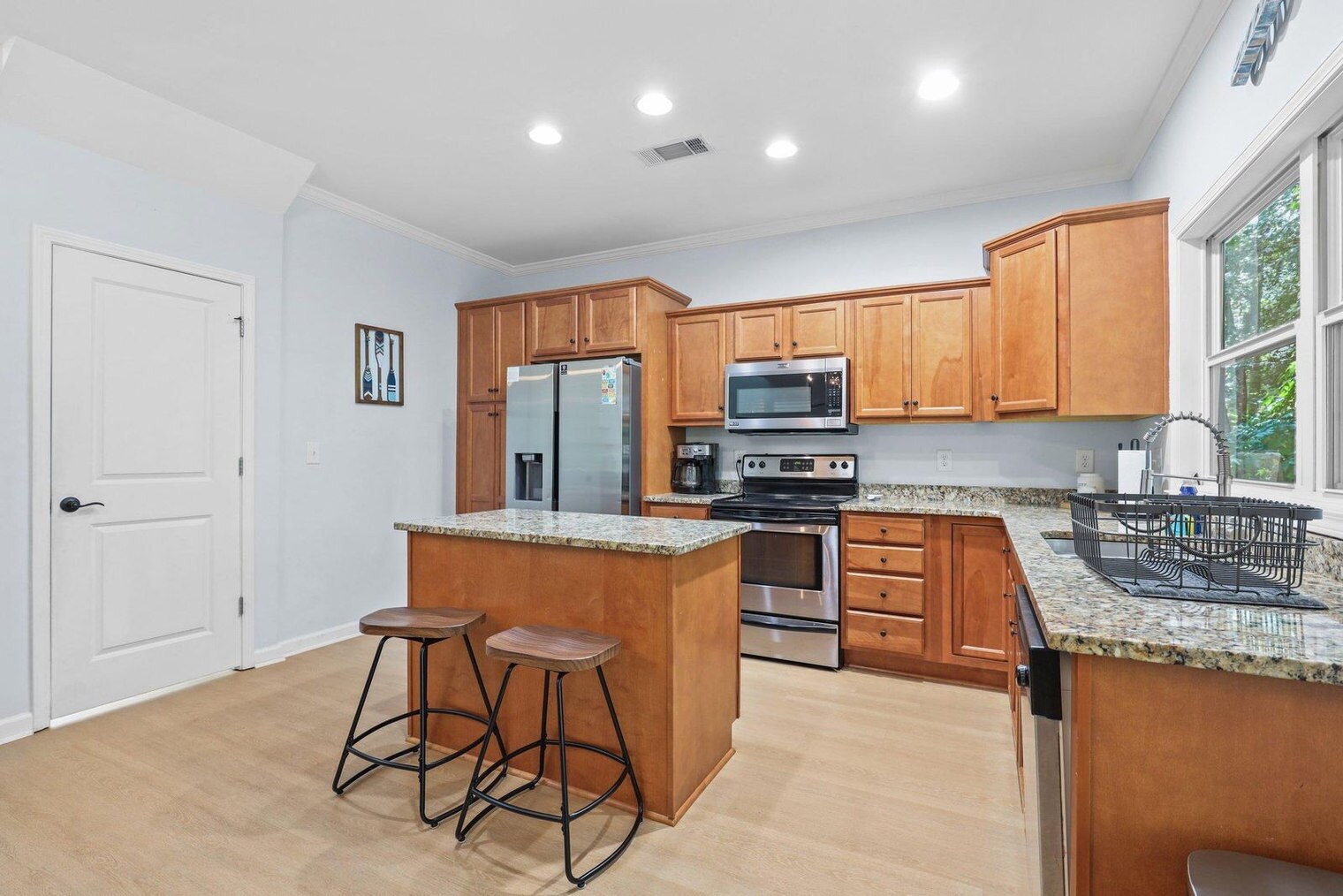 Building Photo - 204 Lake Breeze Ln