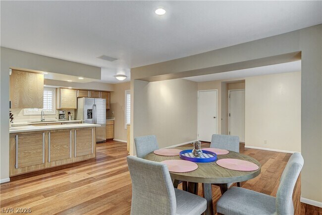 Building Photo - 3223 Pinehurst Dr