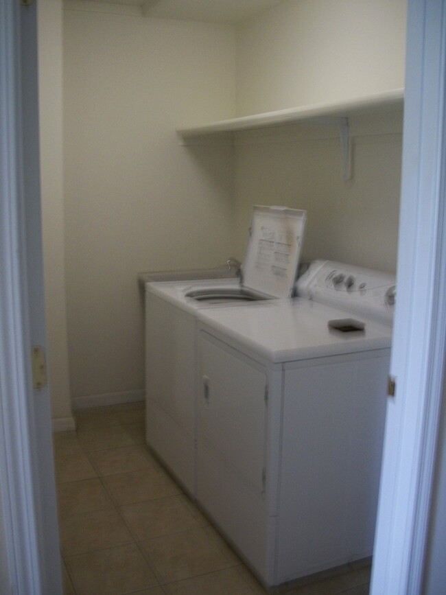 Building Photo - 4 Bedroom, 3 Bathroom Spacious Duplex