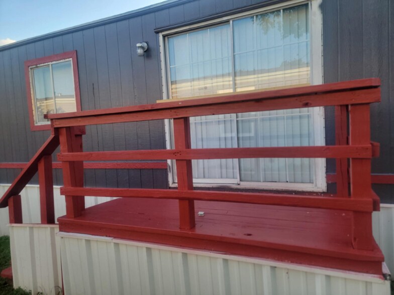 Building Photo - 305 S Amy Ln