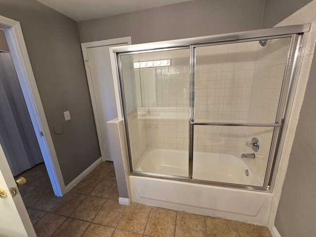 Building Photo - Charming 2-Bedroom Condo in Gated Communit...