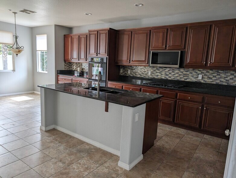 Building Photo - 9380 Dauchy Ave