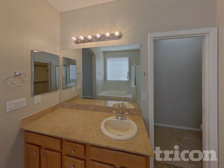 Building Photo - 6624 S 45th Glen