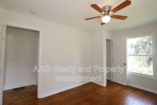 Building Photo - 1095 Ira St SW