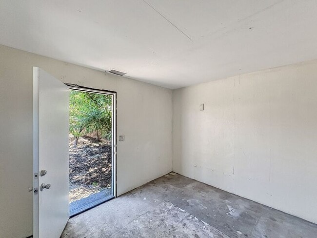Building Photo - 839 N Midway Dr