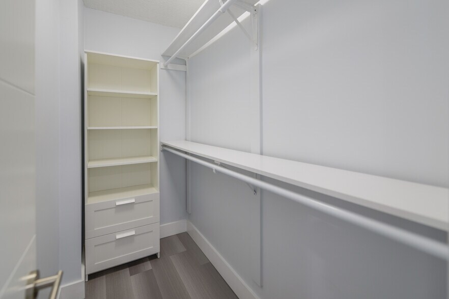 Building Photo - 1800 W 24th St