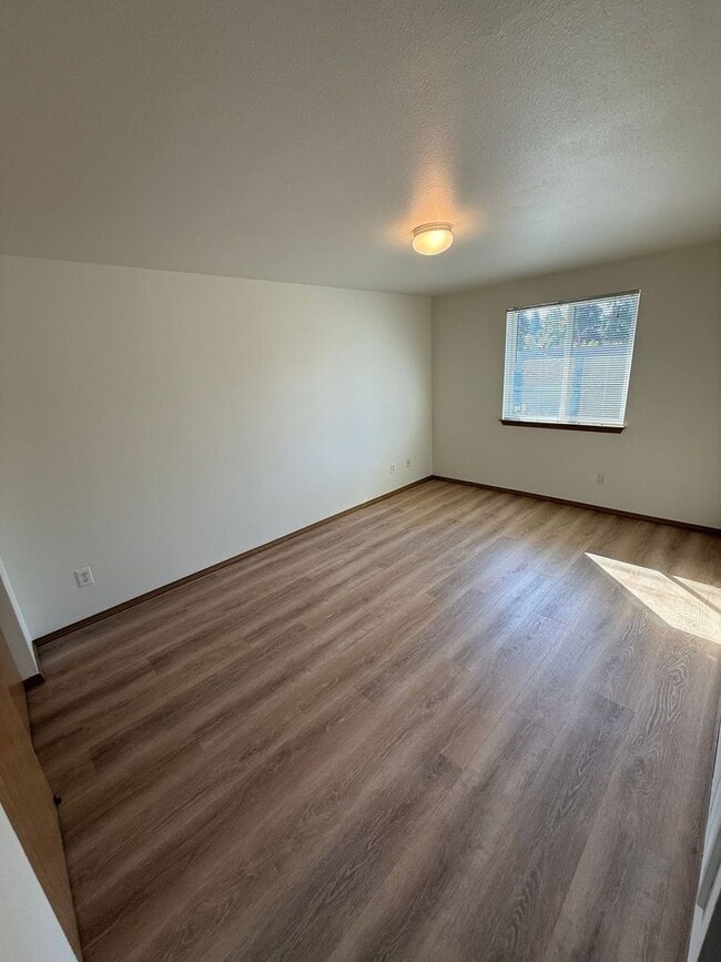 Building Photo - 3 bedroom 2.5 bathroom duplex with large fenced backyard available!!