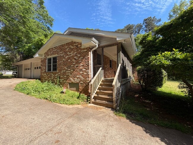 Building Photo - Lovely 3 Bedroom, 2 Bath House with 2-Car Garage in Athens, GA