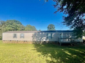Building Photo - Welcome to this charming 2-bedroom, 2-bath...