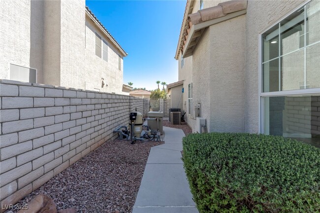 Building Photo - 2510 Putting Green Dr