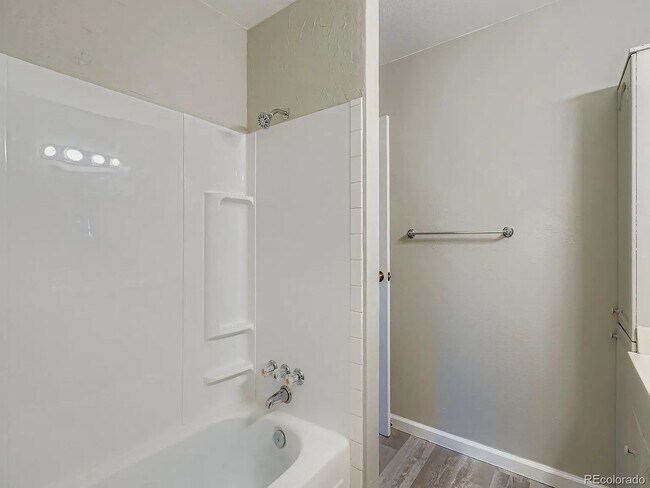 Building Photo - Welcome Home to this cozy condo in Highline Meadows!