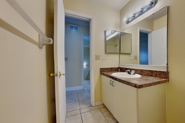 Building Photo - 479 Prestwick Pl
