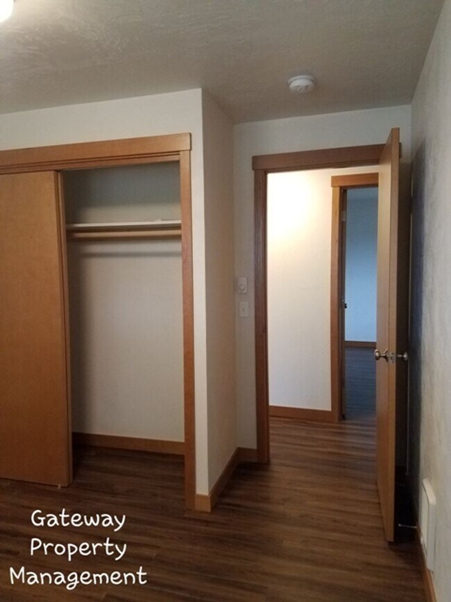 Building Photo - 3 Bedroom in town with a view!