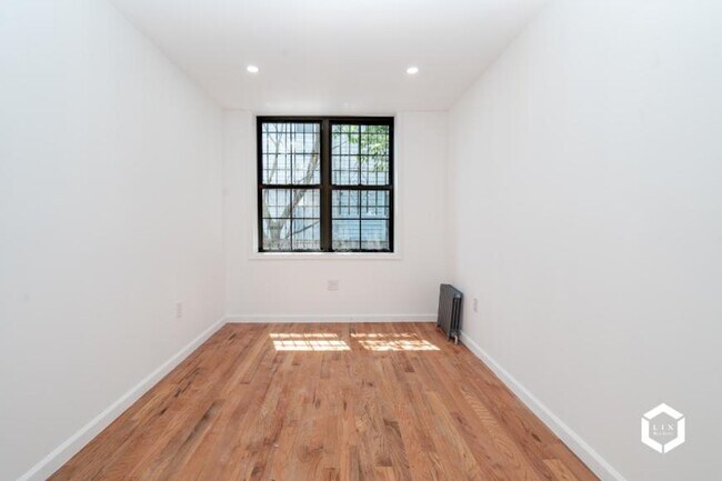 Building Photo - 3 bedroom in JAMAICA NY 11433