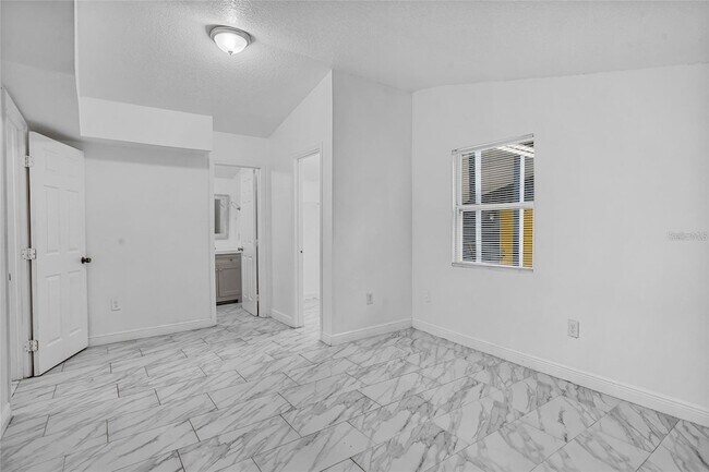 Building Photo - 906 Celery Ave