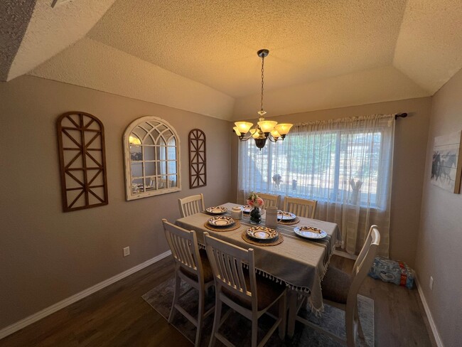 Building Photo - Charming 3-Bed, 2.5-Bath Home with Cozy Fi...
