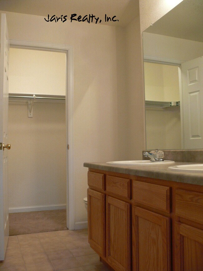 Building Photo - Fabulous Dual-Suite Red Hawk Town-home w/G...