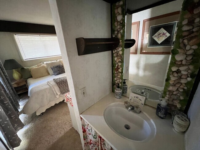 Building Photo - Large furnished 4 bedroom home with 2 car ...