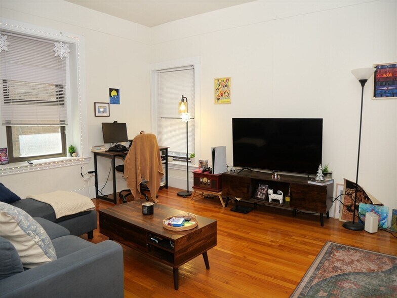 Building Photo - 1396 Beacon St