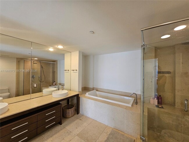 Building Photo - 495 Brickell Ave