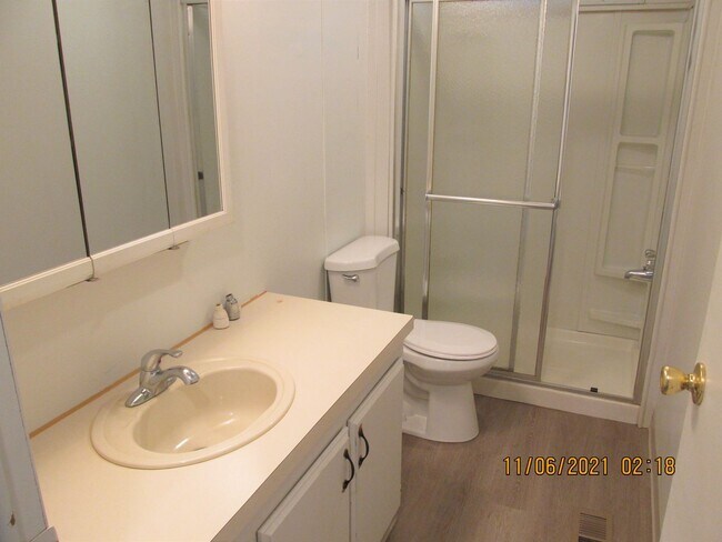 Building Photo - Country Living !  Huge lot !  3 bedroom an...