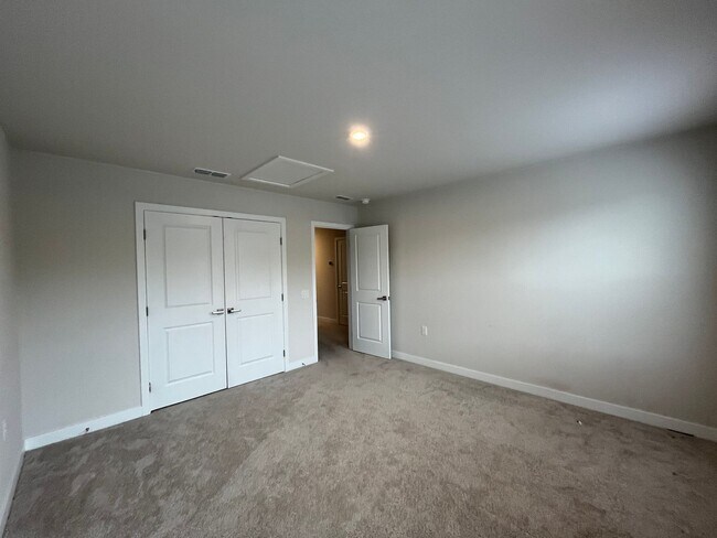 Building Photo - 4184 Farmfield Dr