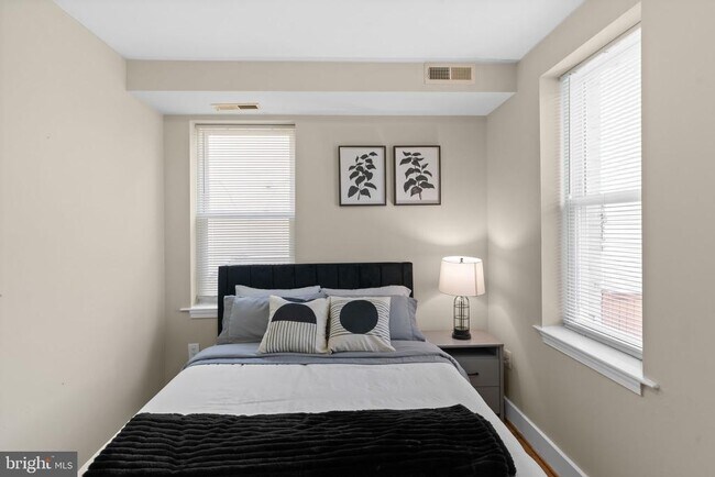 Building Photo - 417 18th St NE