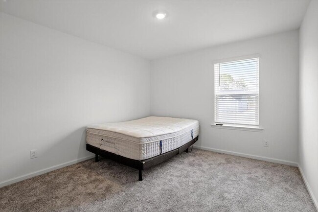 Building Photo - 645 Thomas Gage Dr