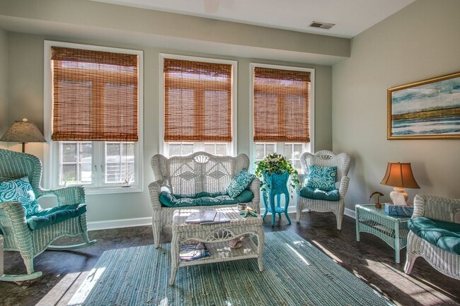 Building Photo - FURNISHED CONDO - LEWES