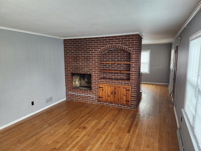 Living Room - 1070 S Coldbrook Ave