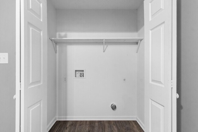 Building Photo - 4 Bedroom Pet Friendly Home For Rent On a Large Corner Lot!