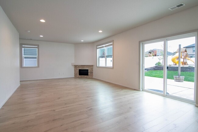 Building Photo - ***Coming Soon June 1st, 2026***Modern 4 bed 2.5 bath near the Fairways Golf Course, Amazon and F...