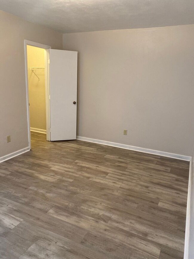 Building Photo - Spacious Apartment Near Campus!