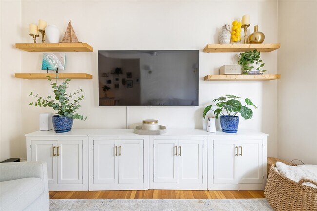 Building Photo - 171 H St