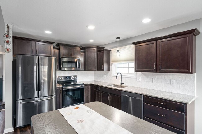 Building Photo - Country feel in the City.  Sharp 3 bed 2 bath.  Close to Fort Campbell.